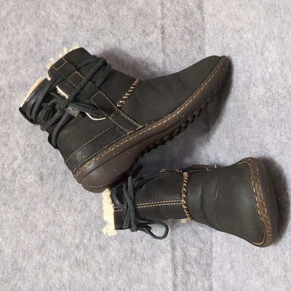 UGG AUSTRALIA BLACK LEATHER COVE ANKLE LACE BOOTS women's size 6 - Picture 5 of 11